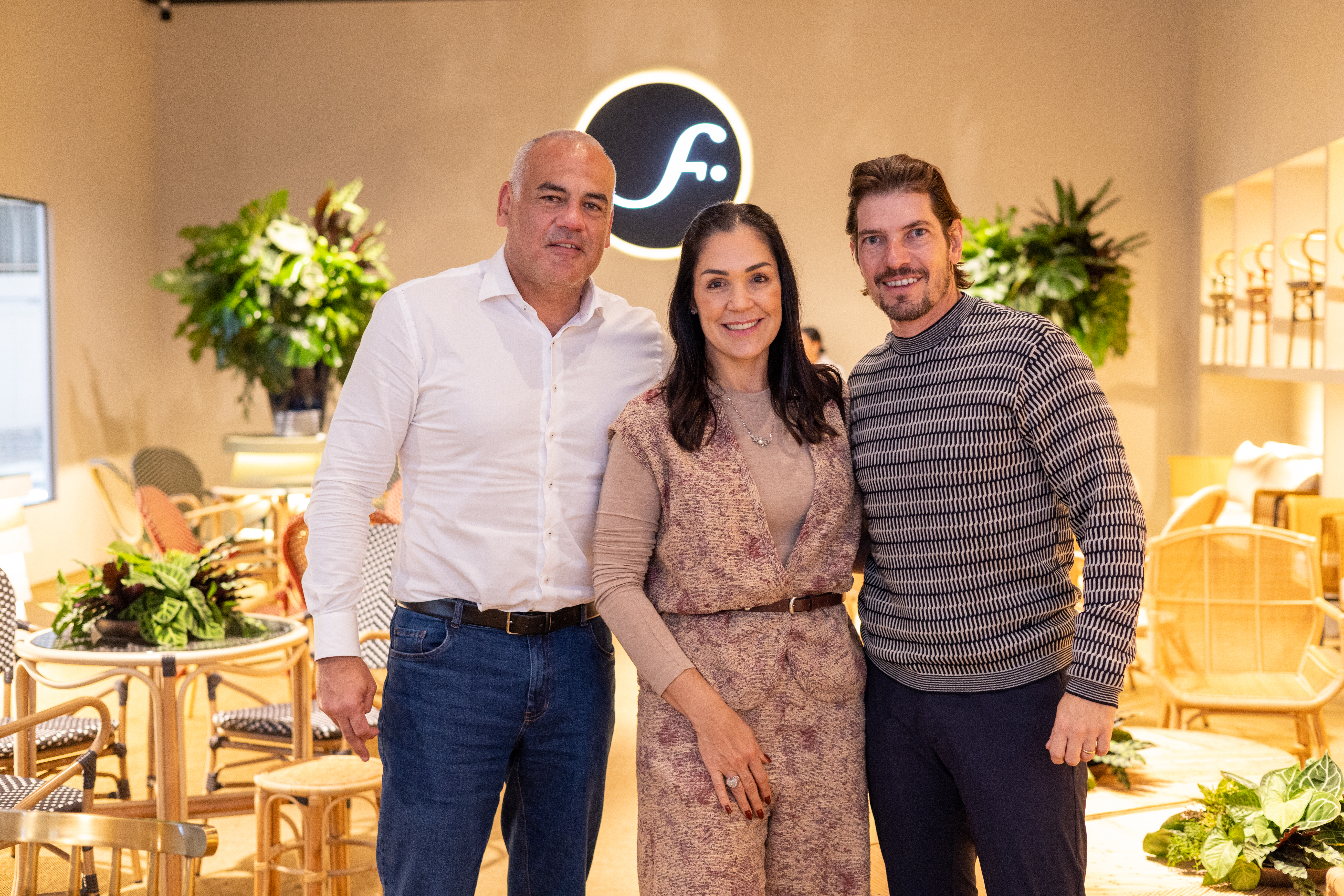 Fabiano Niederauer, CEO da Inesquecível Casamento com Maisa Lemos e Dime Medeiros celebrando a nova fase da marca em São Paulo | Foto: John Lennon Fotografia