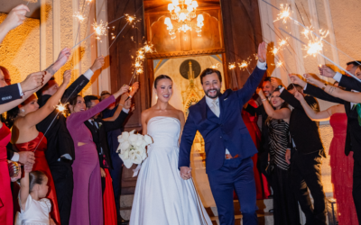 Em meio a profusão floral e a luz de velas, Raissa e André sobem ao altar e celebram a união