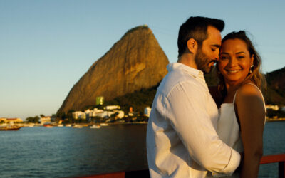 Um pré-wedding em movimento pela Baía de Guanabara celebra o amor com o Rio de Janeiro como cenário