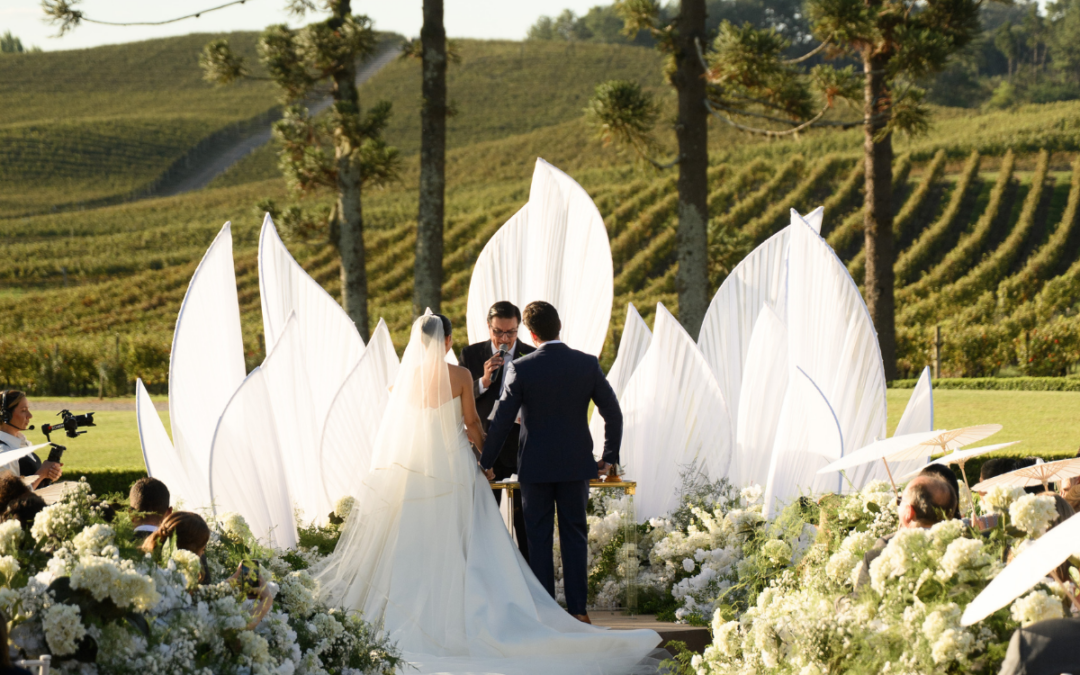 Casamento em vinícola une sofisticação contemporânea, paisagem da Serra Gaúcha e vestido autoral