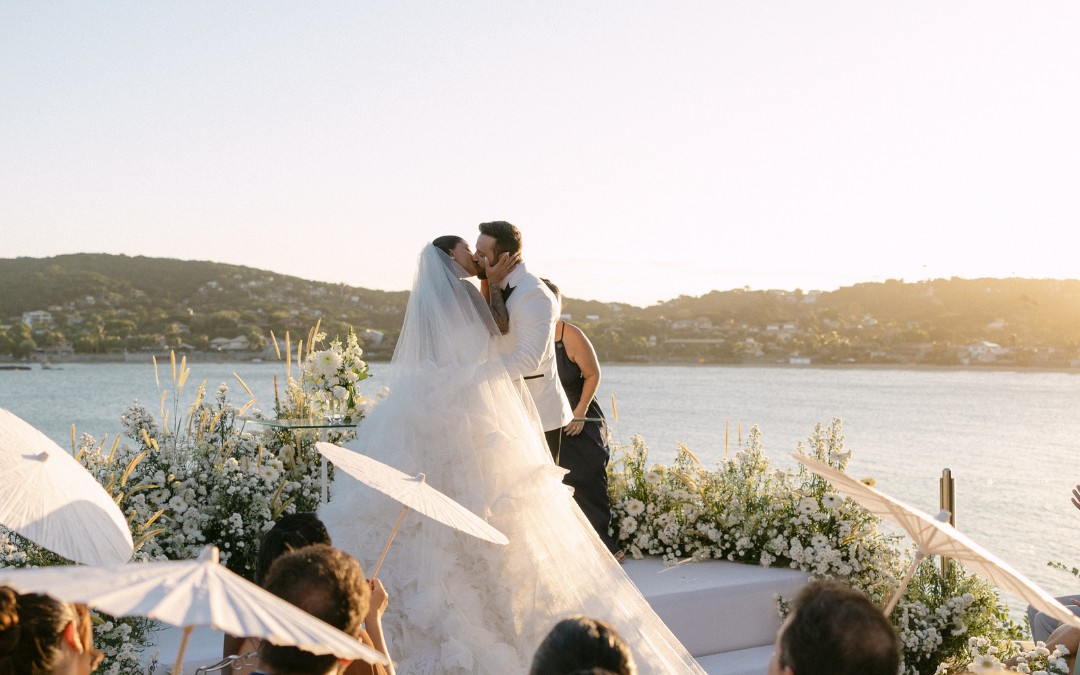 Destination Wedding moderno, maximalista e romântico: Alexia e Thiago sobem ao altar em cerimônia com vista para o mar
