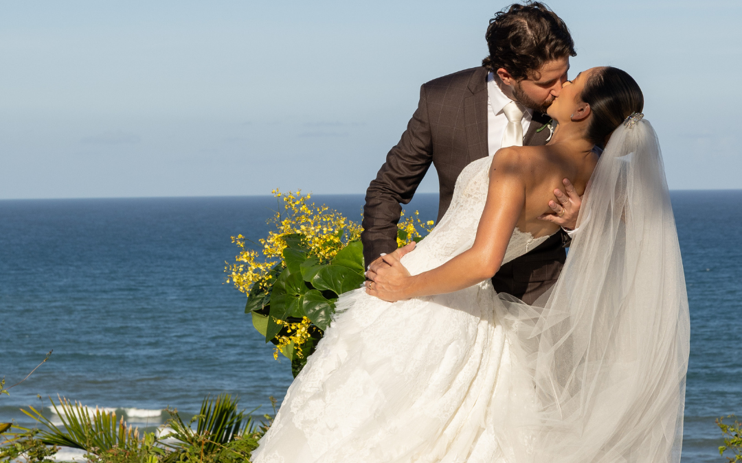 Pôr do sol na praia: O casamento com vista para o mar de Sarah e Mateus