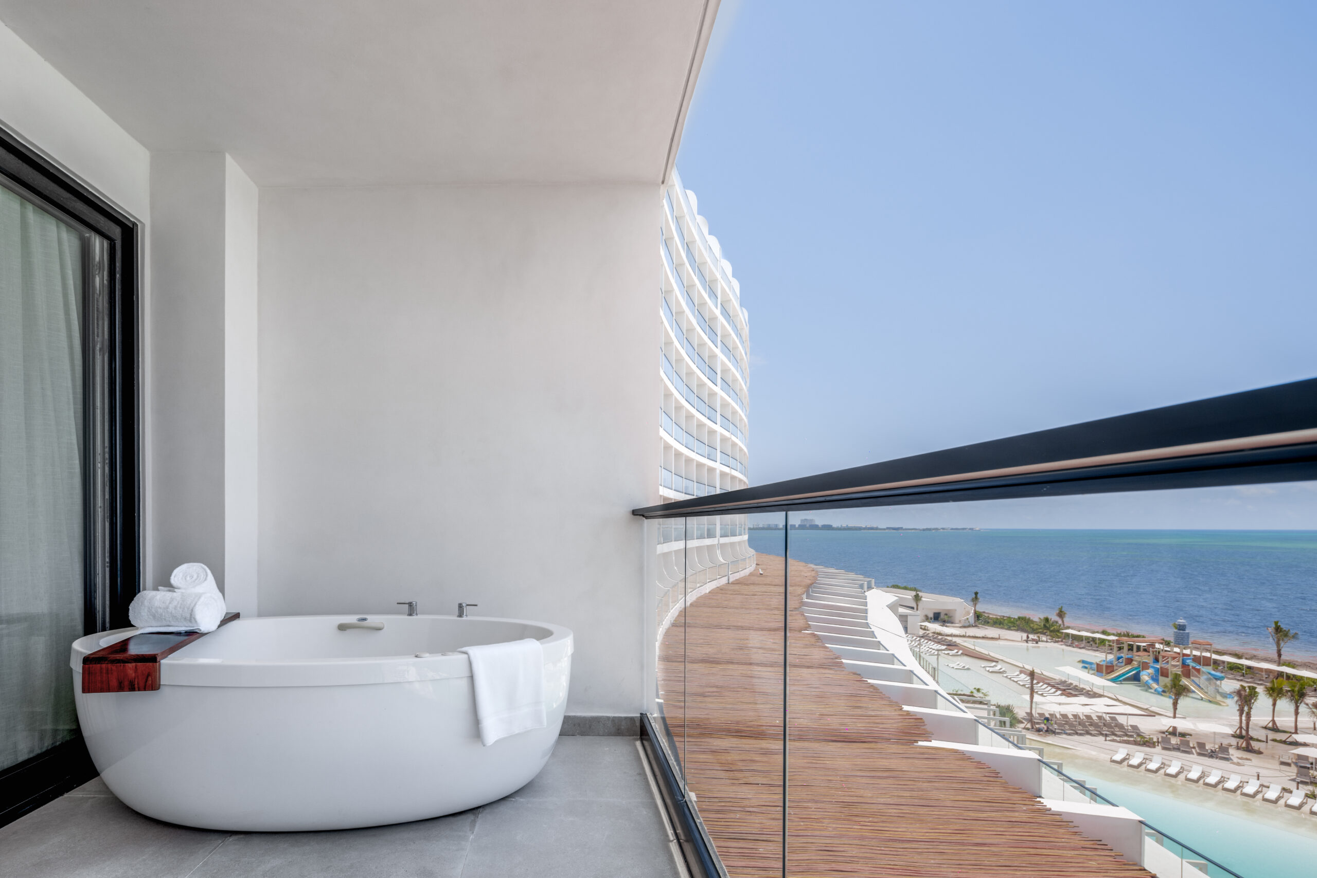 Banheira na varanda com vista para o Caribe. | Foto: Divulgação
