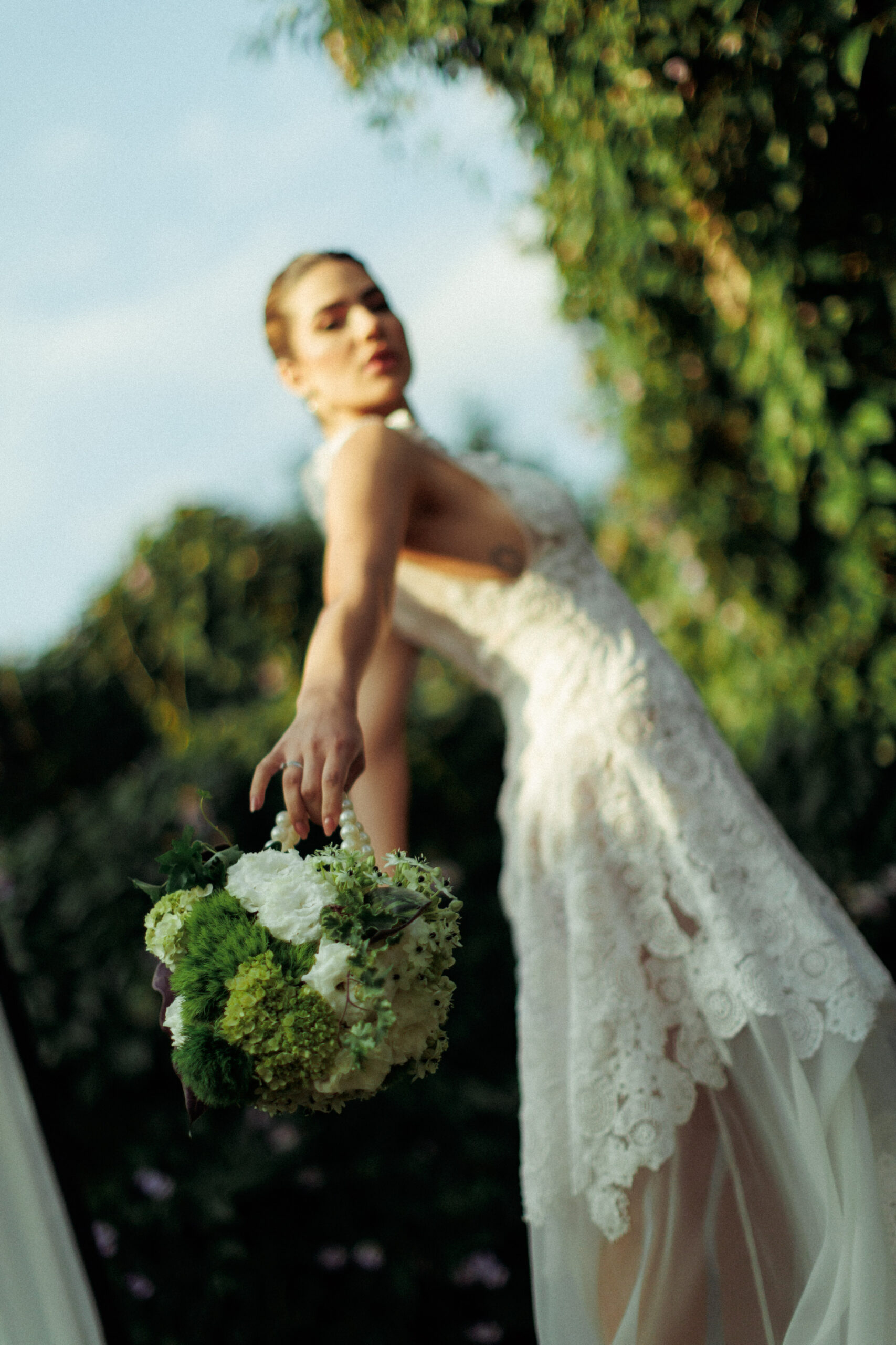 Produção da noiva destaca vestido rendado e buquê floral. | Foto: Divulgação