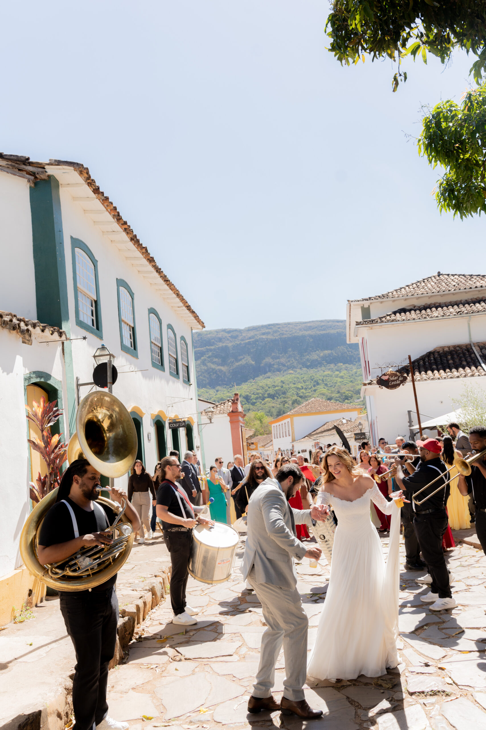 Noivos celebram maratona de casamentos com três momentos em Tiradentes e no Rio