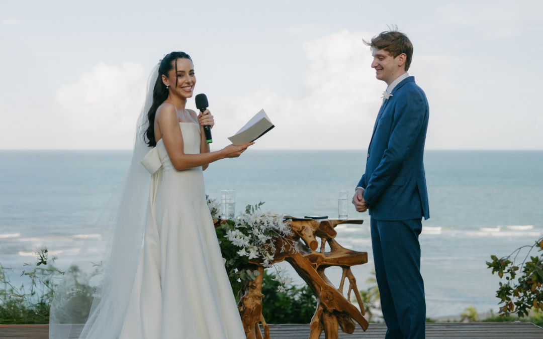 Júlia e Jorge celebram casamento intimista em Arraial d’Ajuda