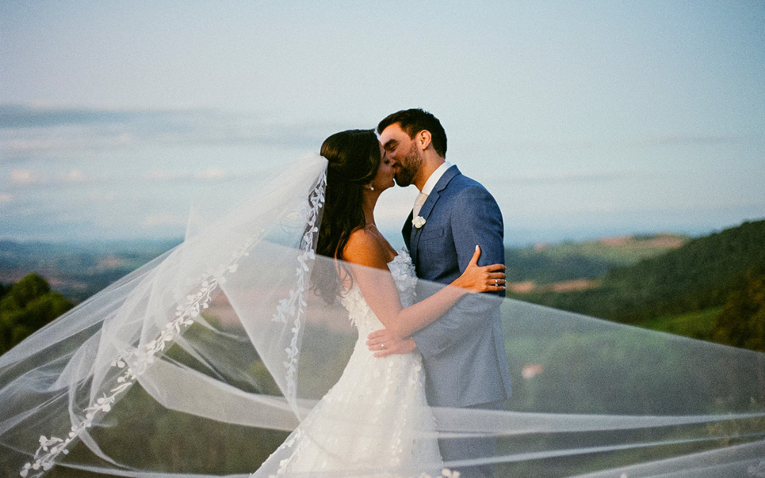 Do bloco de Carnaval em Minas Gerais ao Altar em Terras de Clara. O casamento de Gabriela Gabriel