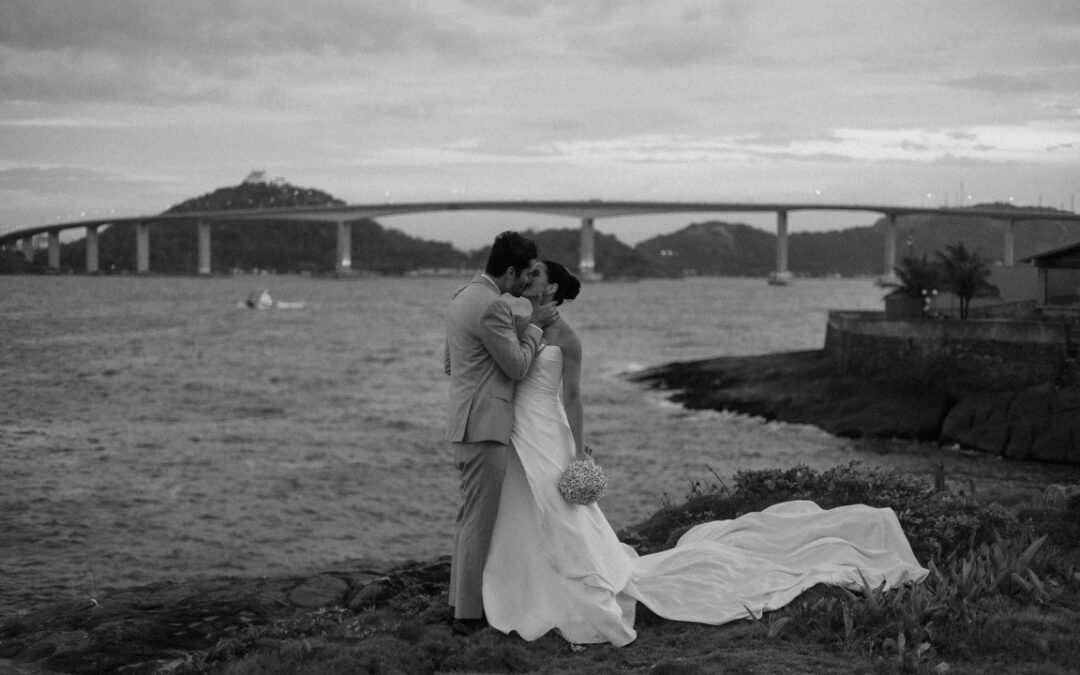 Casamento ao ar livre, minimalista e de frente para o mar