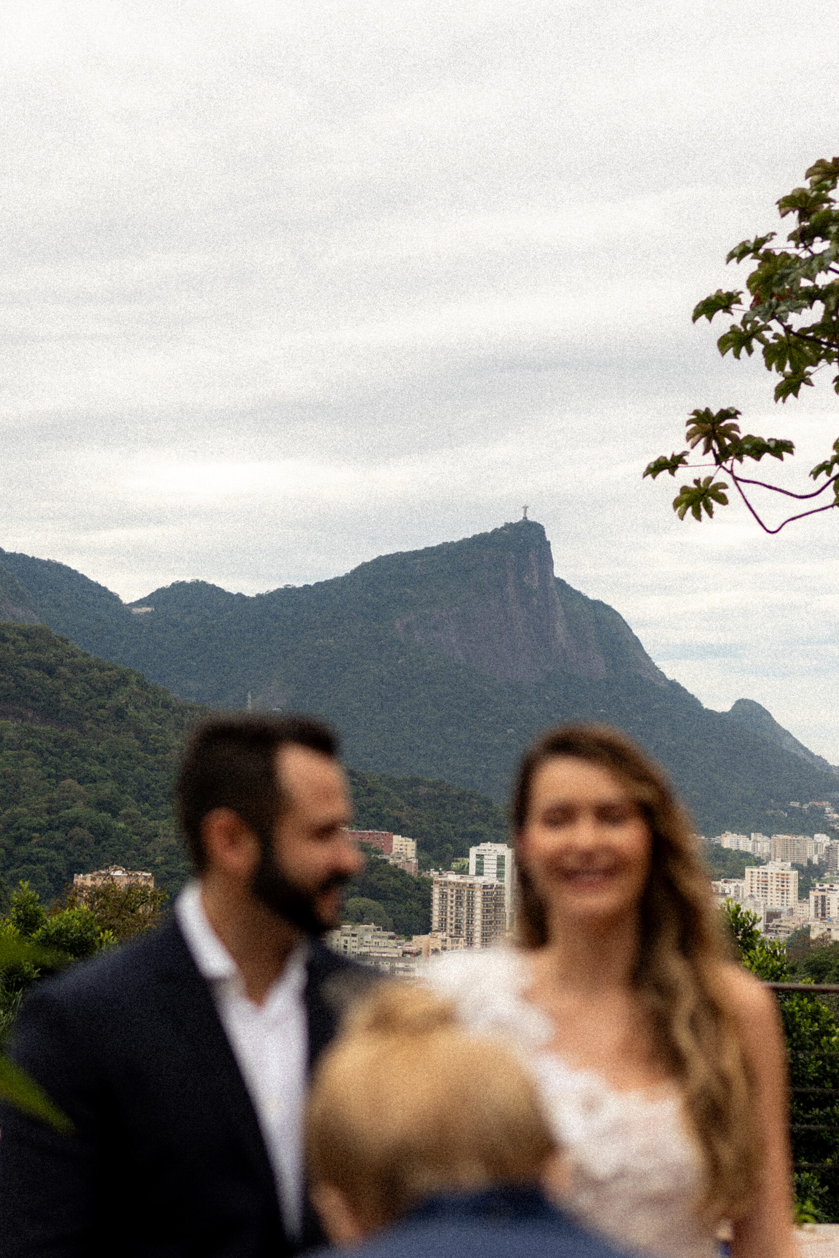 Noivos celebram maratona de casamentos com três momentos em Tiradentes e no Rio
