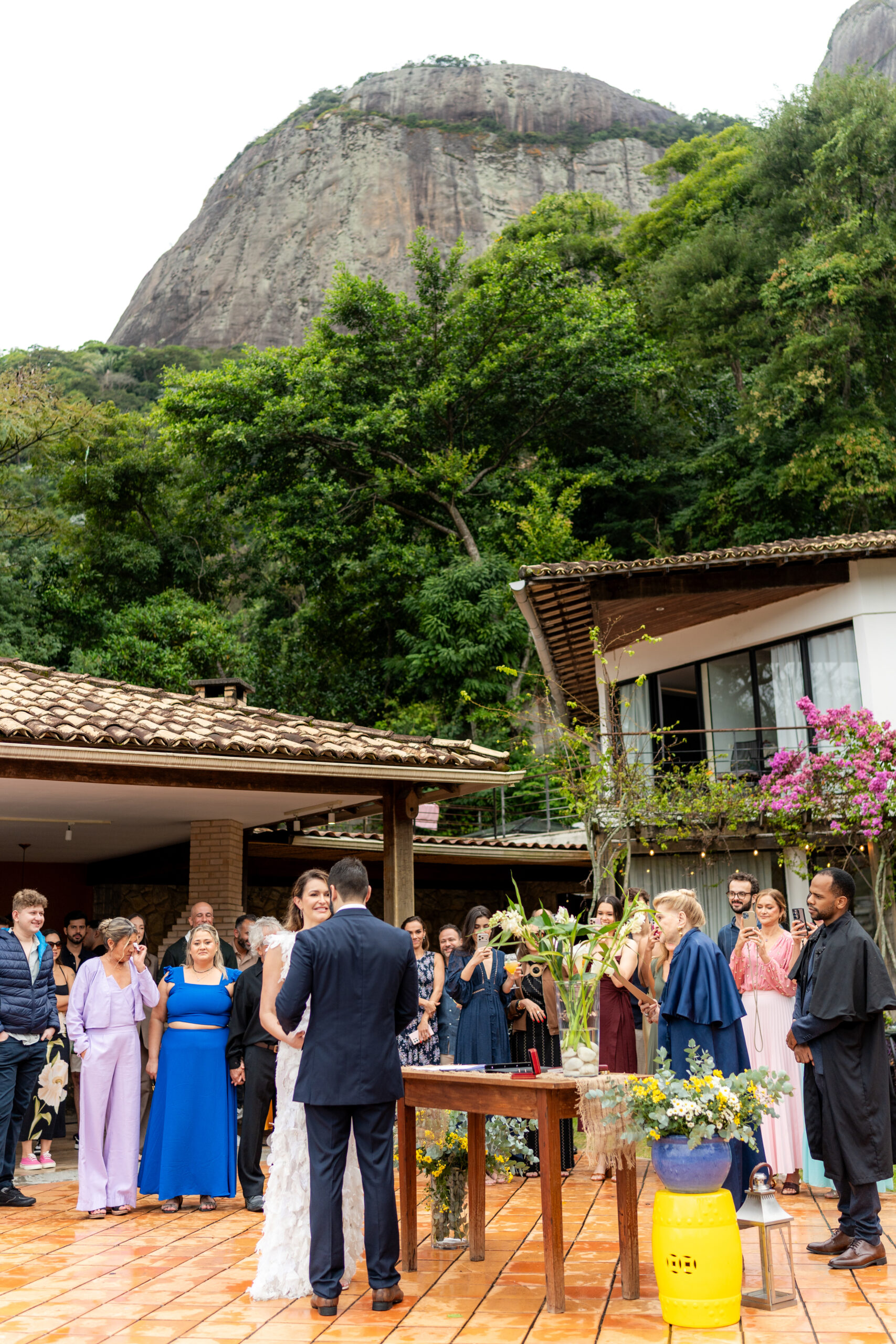Noivos celebram maratona de casamentos com três momentos em Tiradentes e no Rio