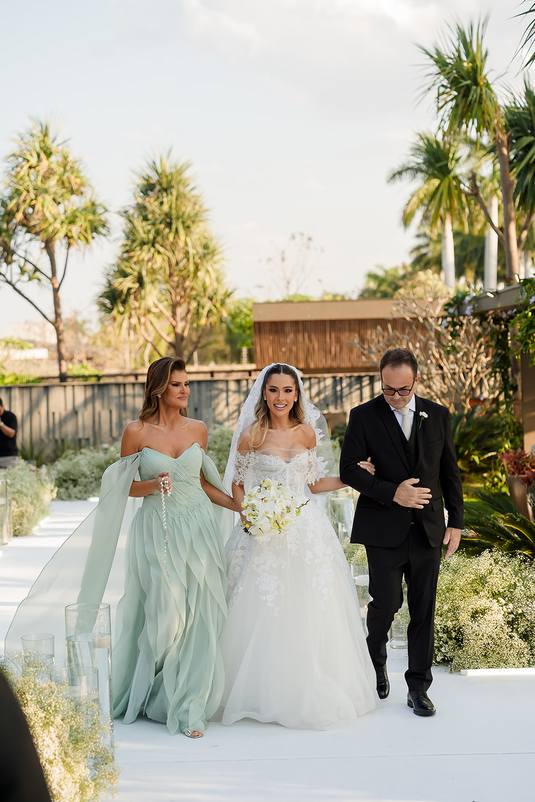 Carolina e Raul celebram casamento com oliveiras, música e referências à história da família