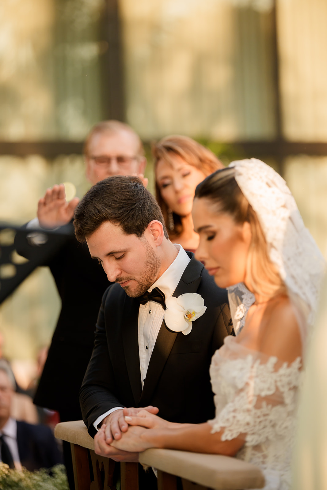 Carolina e Raul celebram casamento com oliveiras, música e referências à história da família