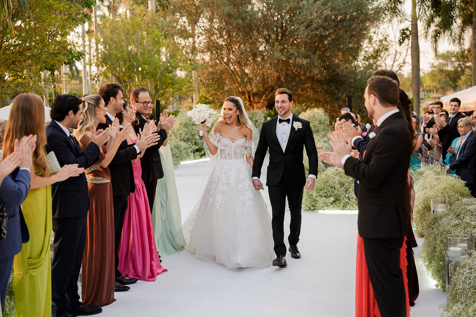 Carolina e Raul celebram casamento com oliveiras, música e referências à história da família