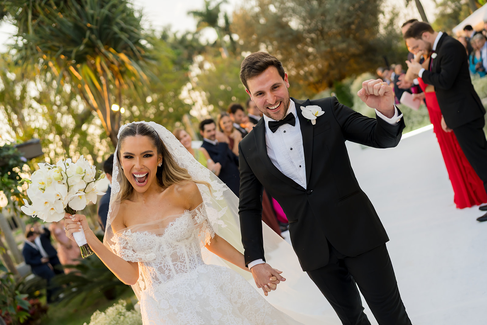 Carolina e Raul celebram casamento com oliveiras, música e referências à história da família