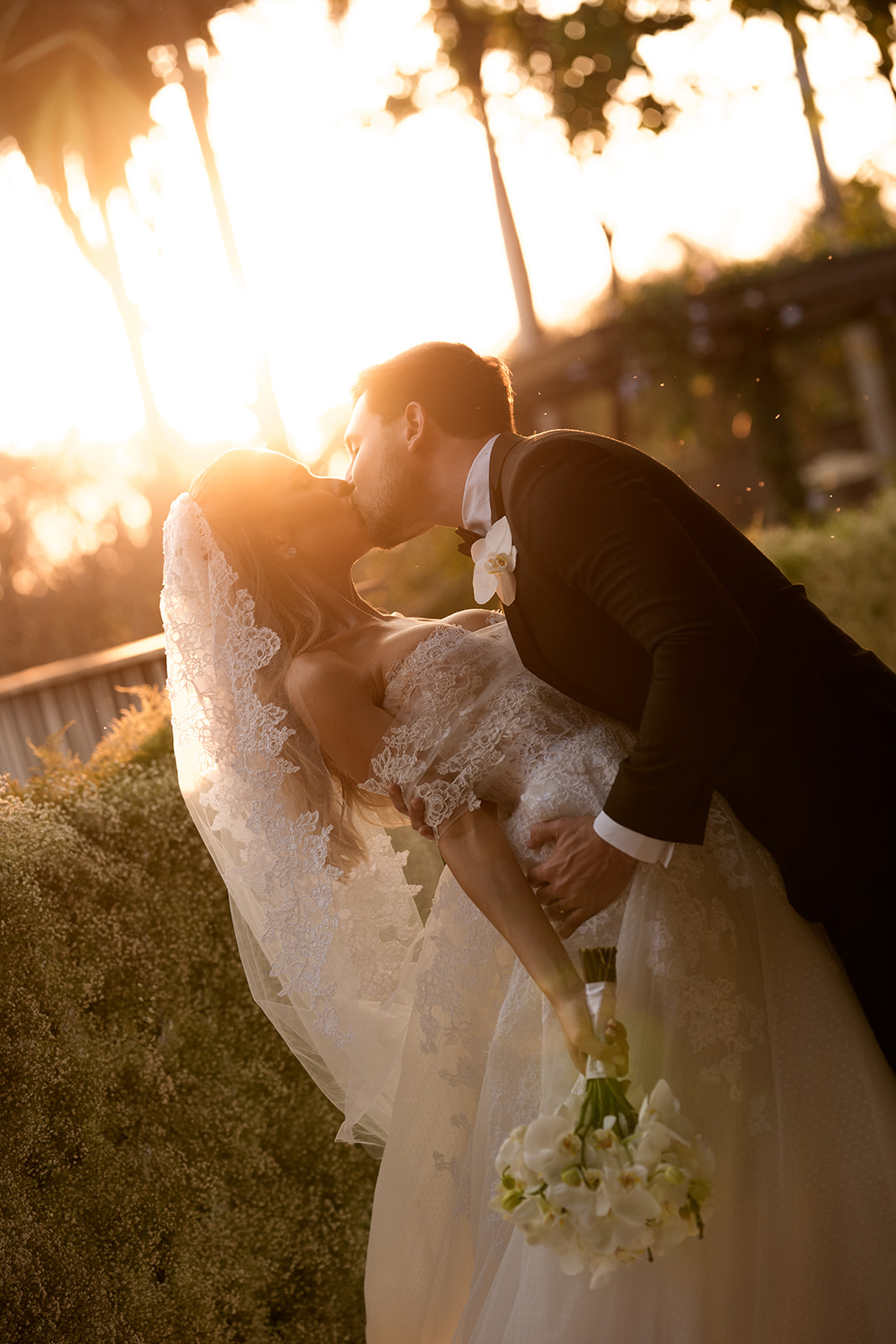 Carolina e Raul celebram casamento com oliveiras, música e referências à história da família
