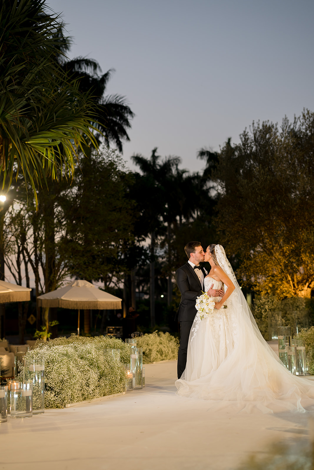Carolina e Raul celebram casamento com oliveiras, música e referências à história da família