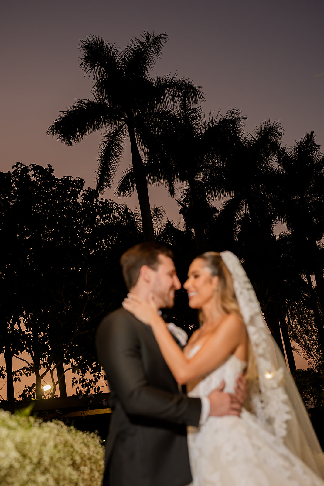 Carolina e Raul celebram casamento com oliveiras, música e referências à história da família