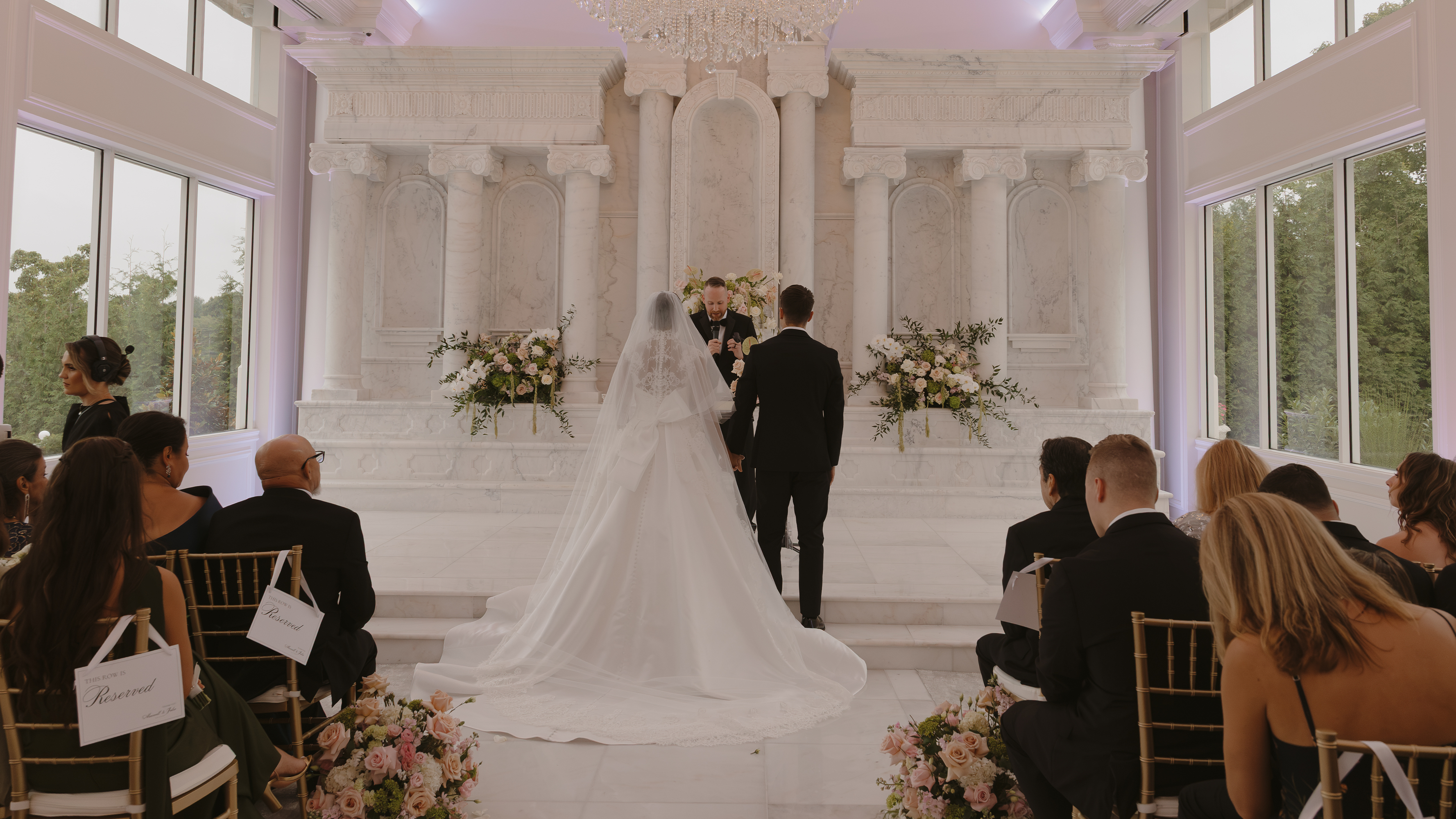 Cantora gospel Julia Vitória se casa com Maxwell nos Estados Unidos e reserva primeiro beijo para o altar