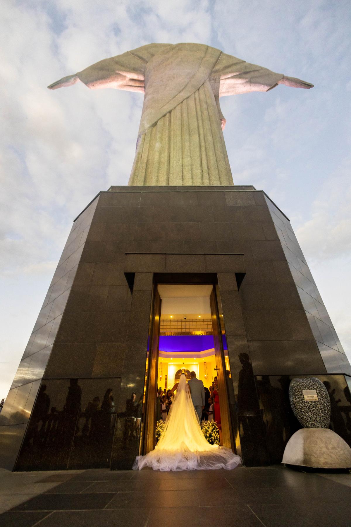 Casal na entrada da Capela de Nossa Senhora Aparecida, no Corcovado | Foto: Reprodução da internet