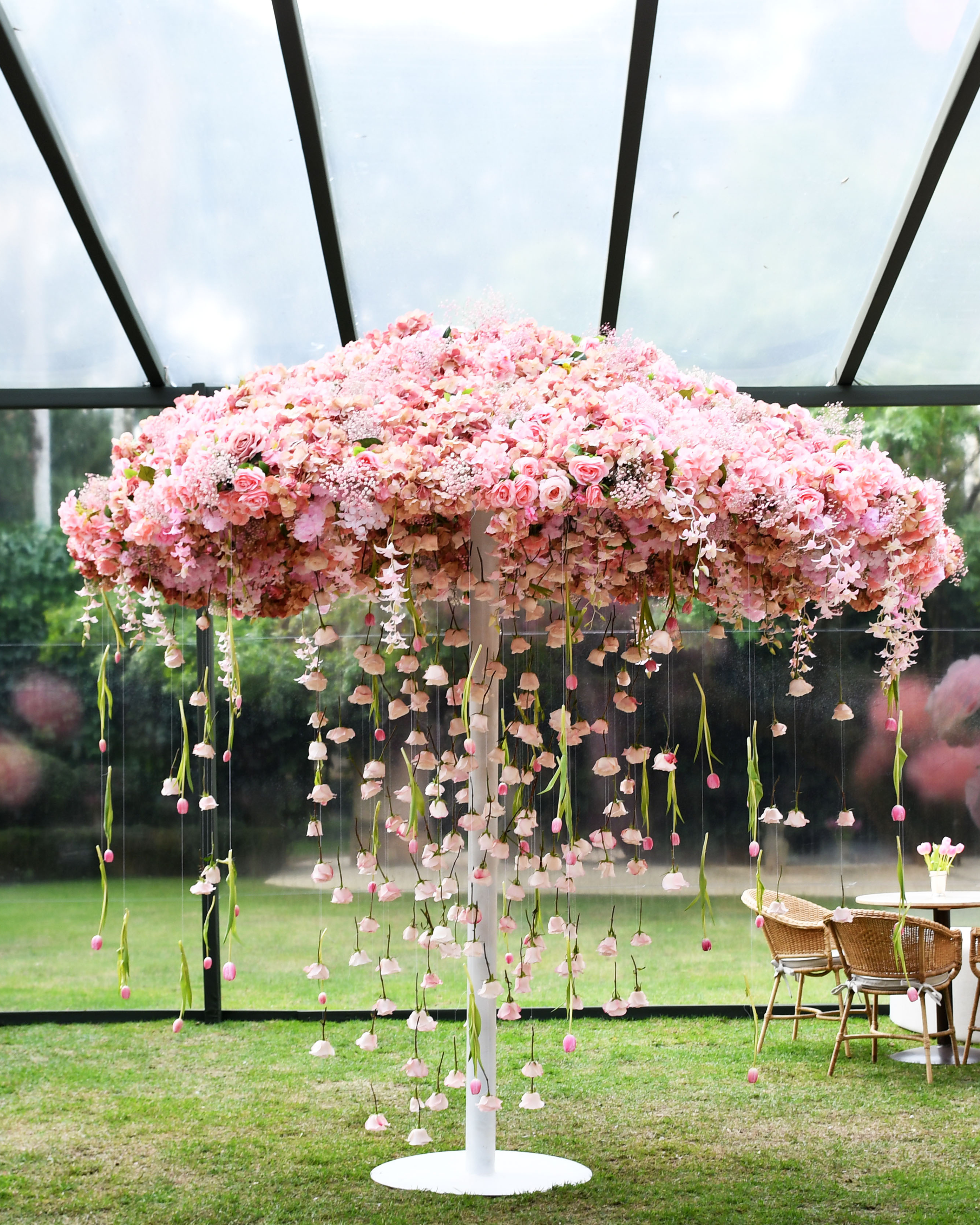 Instalação suspensa transforma flores cor-de-rosa em elemento cenográfico de destaque | Foto: Acervo da marca