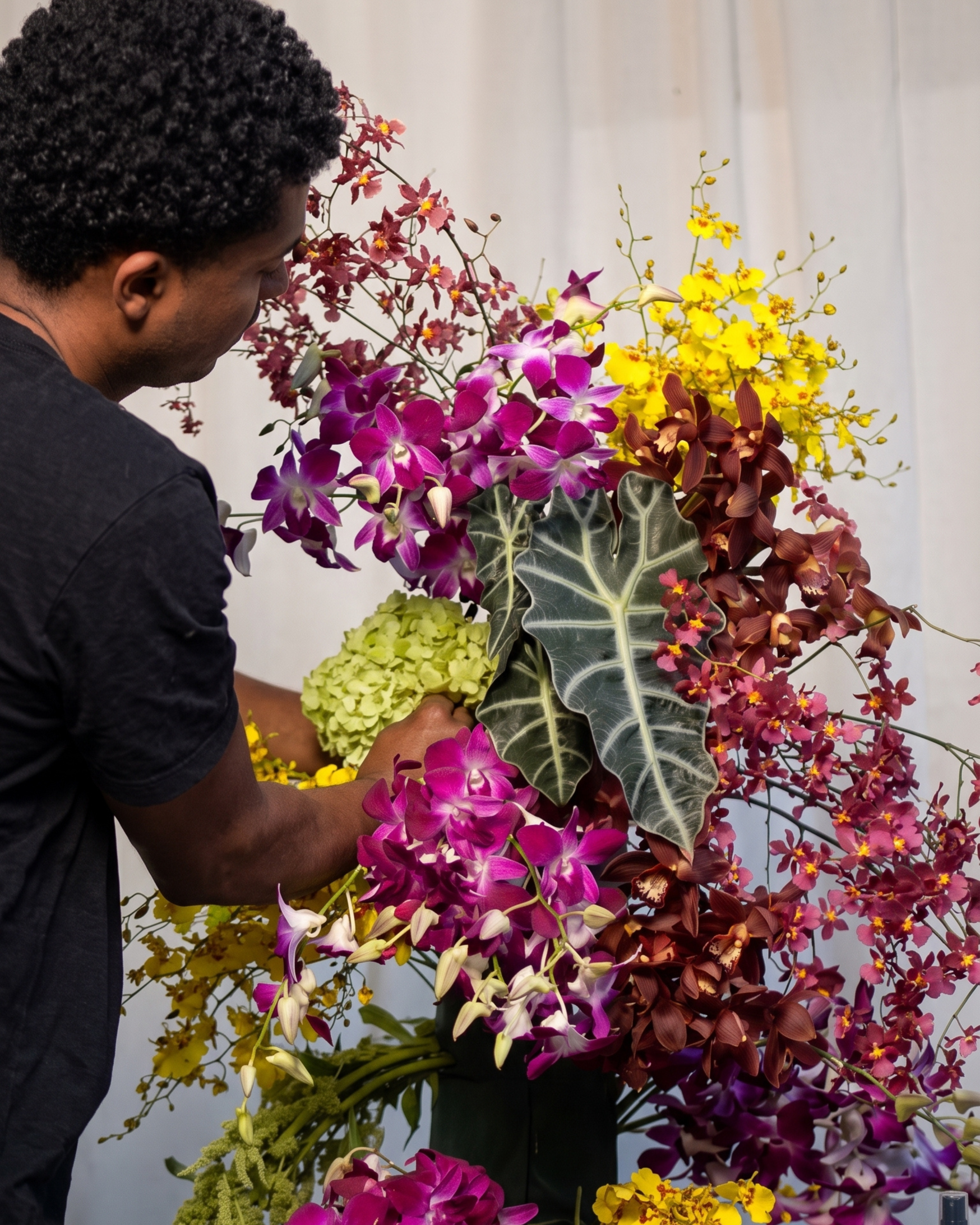 Composição reúne orquídeas, folhagens e cores vibrantes em diferentes alturas | Foto: Acervo da marca