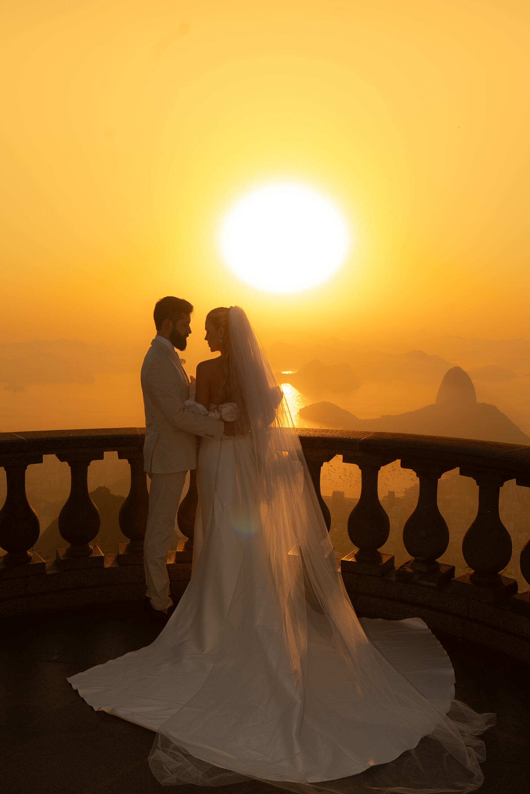 Noivos posam ao pôr do sol no Cristo Redentor, Rio de Janeiro | Foto: Jour Beni