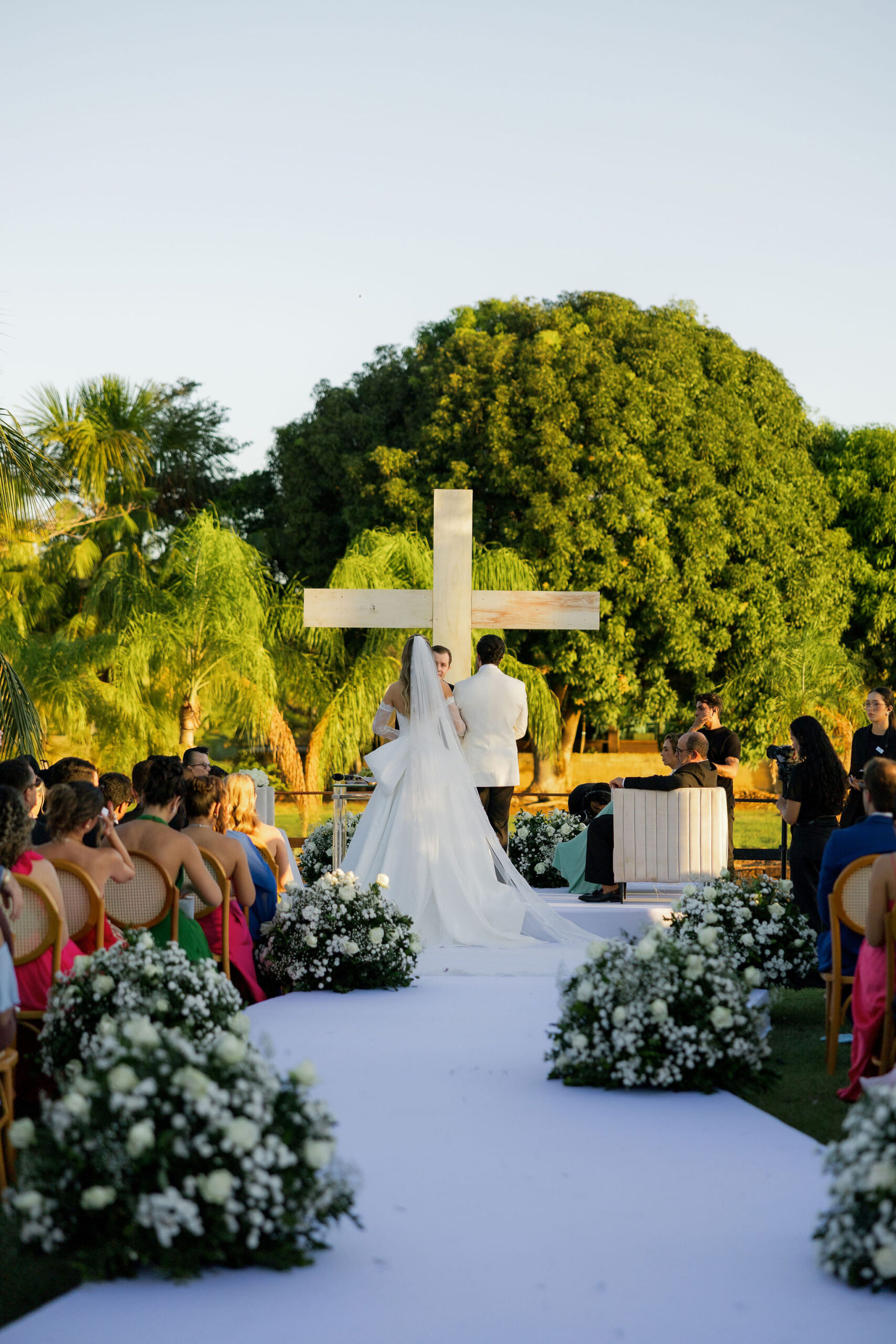 Giovanna e Filipe celebram casamento com inspiração italiana e cerimônia marcada pela fé