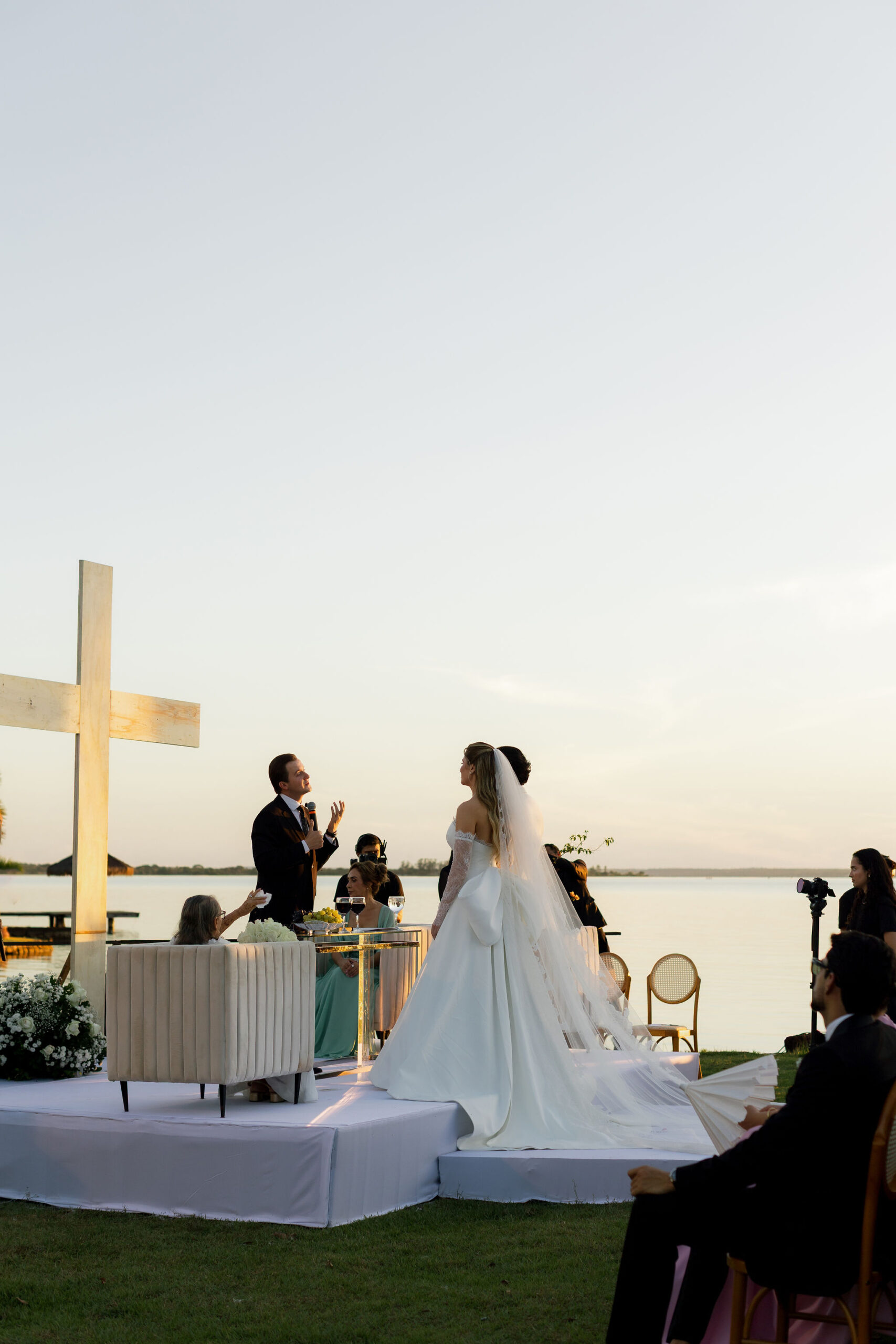 Giovanna e Filipe celebram casamento com inspiração italiana e cerimônia marcada pela fé