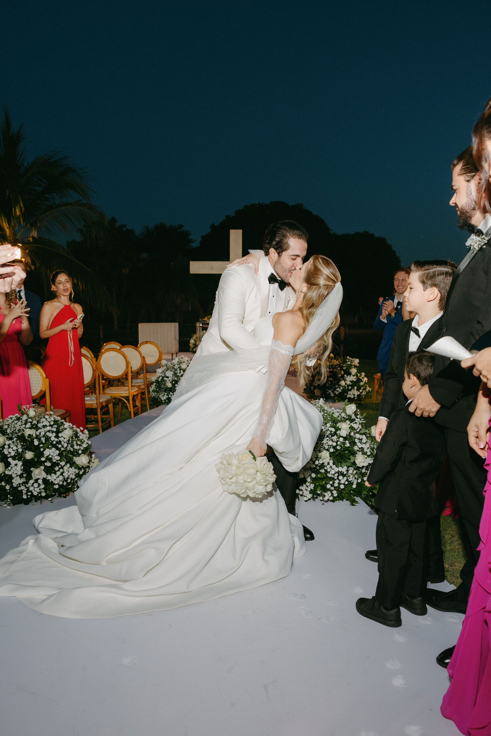 Giovanna e Filipe celebram casamento com inspiração italiana e cerimônia marcada pela fé