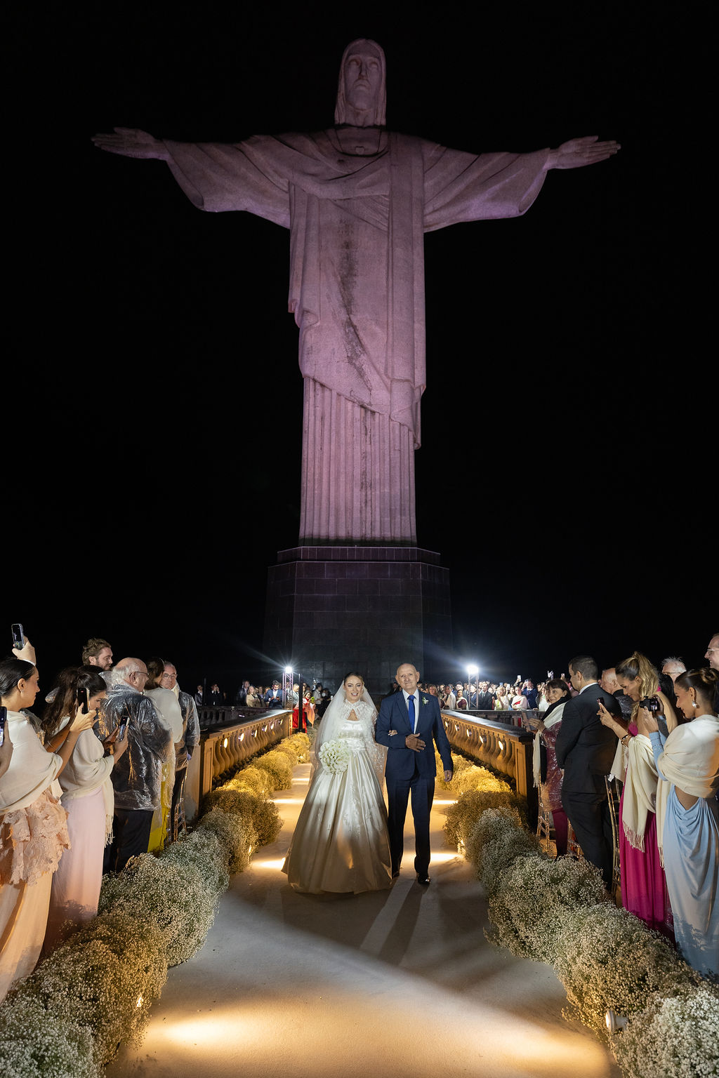Noiva entra acompanhada pelo pai em cerimônia aos pés do Cristo Redentor | Foto: Sabrina Vasconcelos