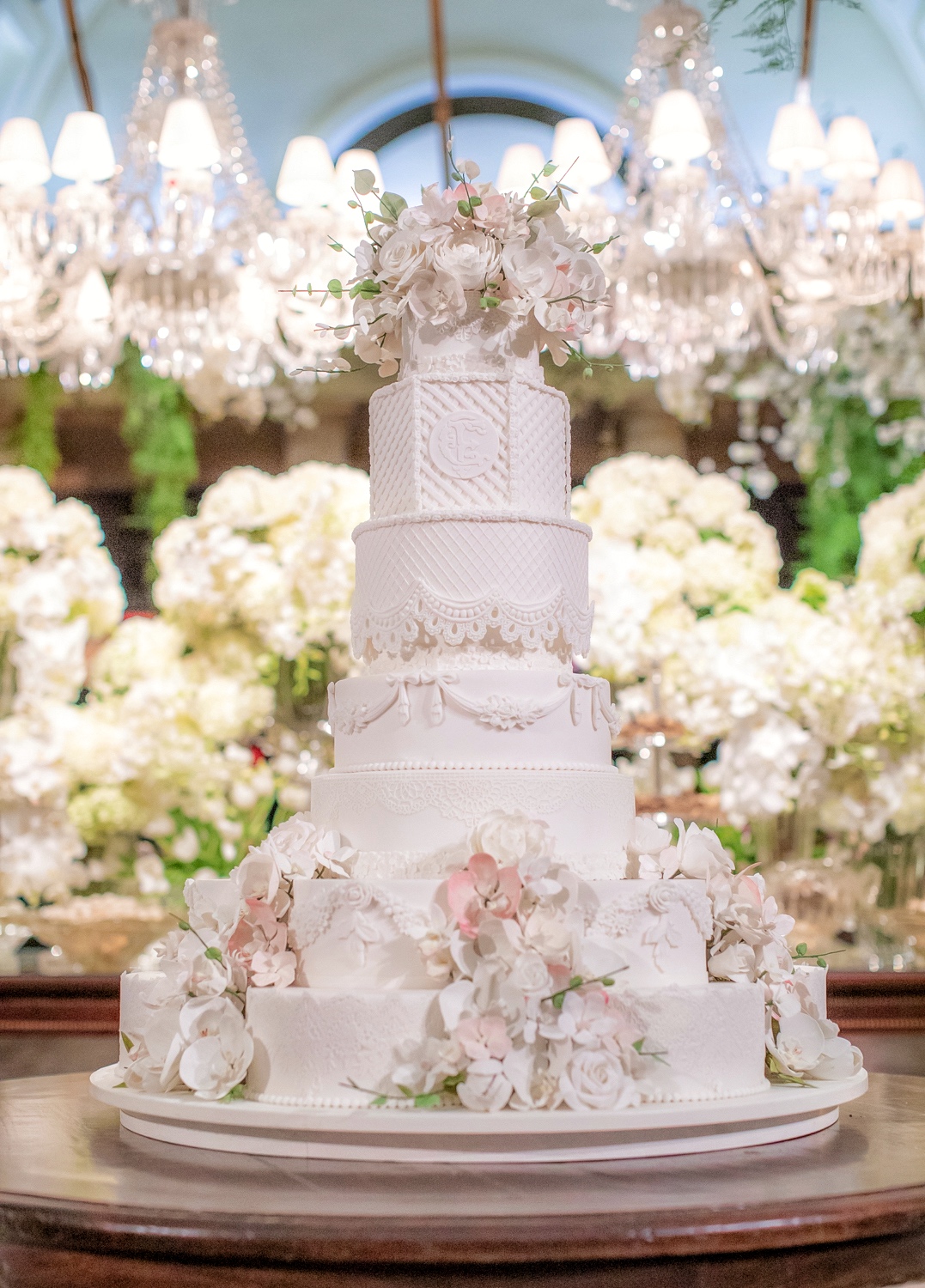 Bolo de Antonio Maciel reúne rendas, arabescos e flores em branco | Foto: Divulgação