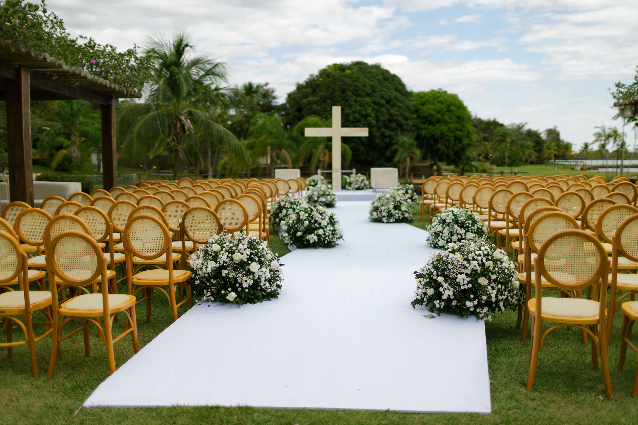Giovanna e Filipe celebram casamento com inspiração italiana e cerimônia marcada pela fé
