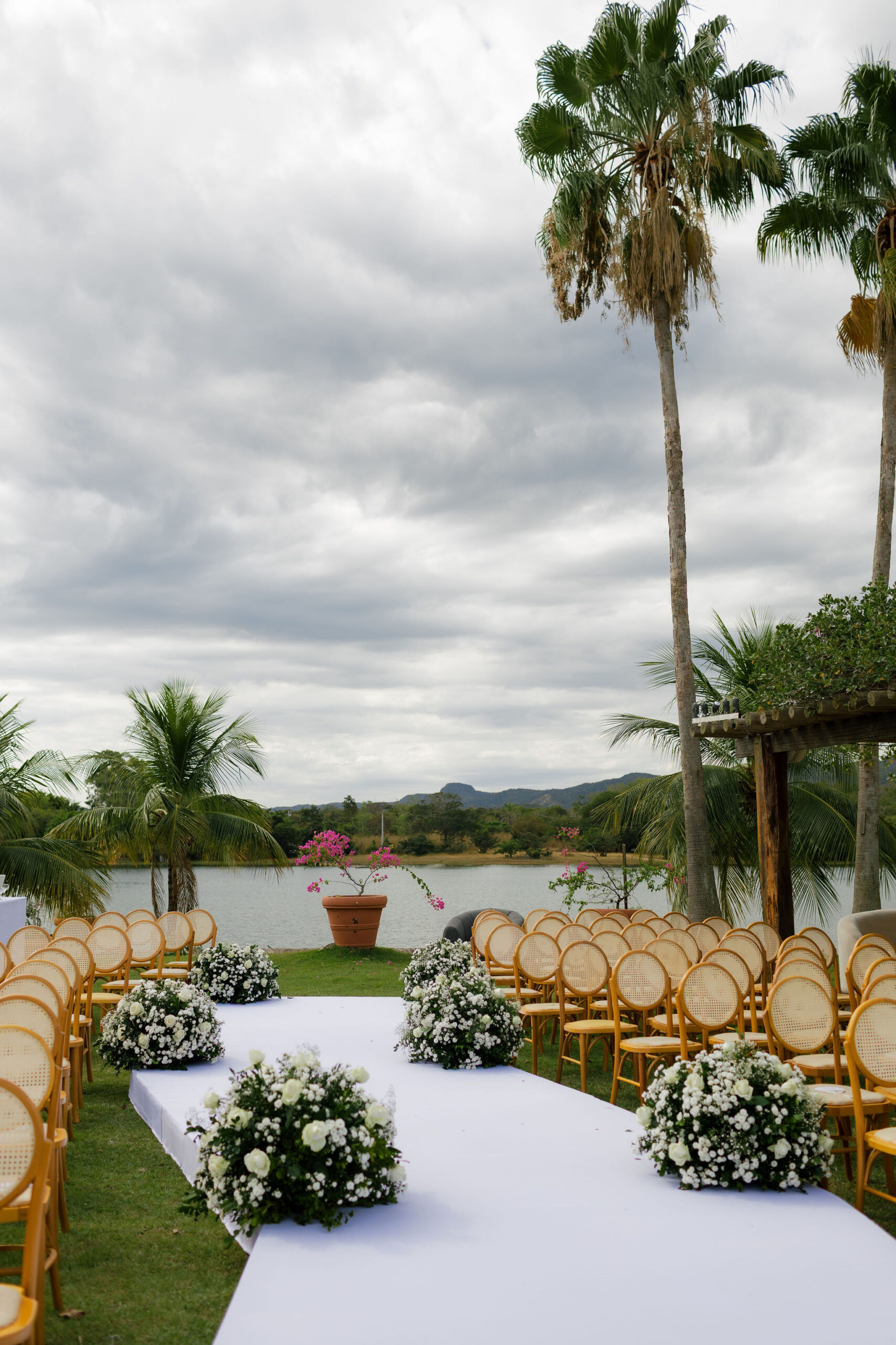 Giovanna e Filipe celebram casamento com inspiração italiana e cerimônia marcada pela fé