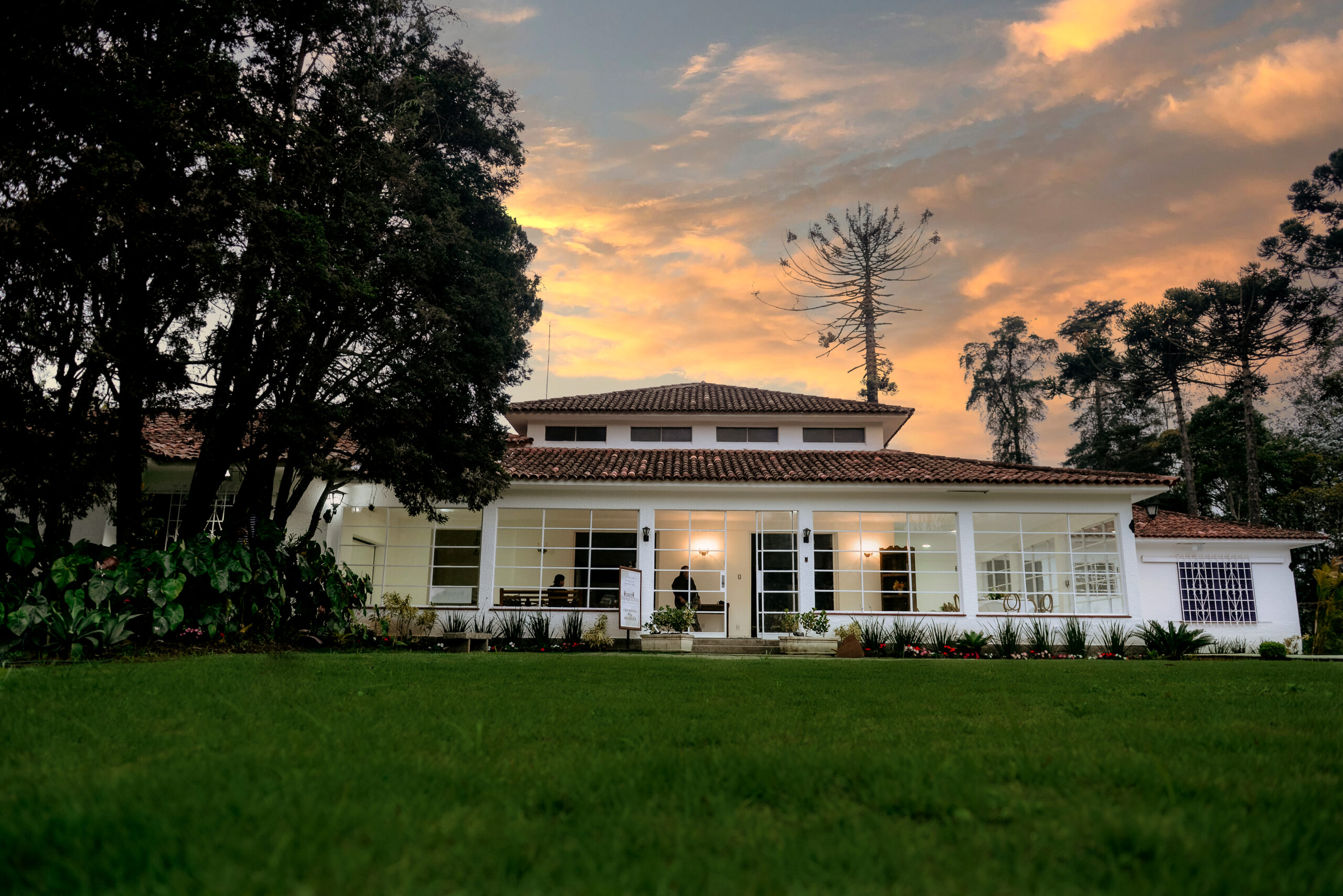 Arquitetura e paisagismo se encontram na área principal da Villa | Foto: Acervo local