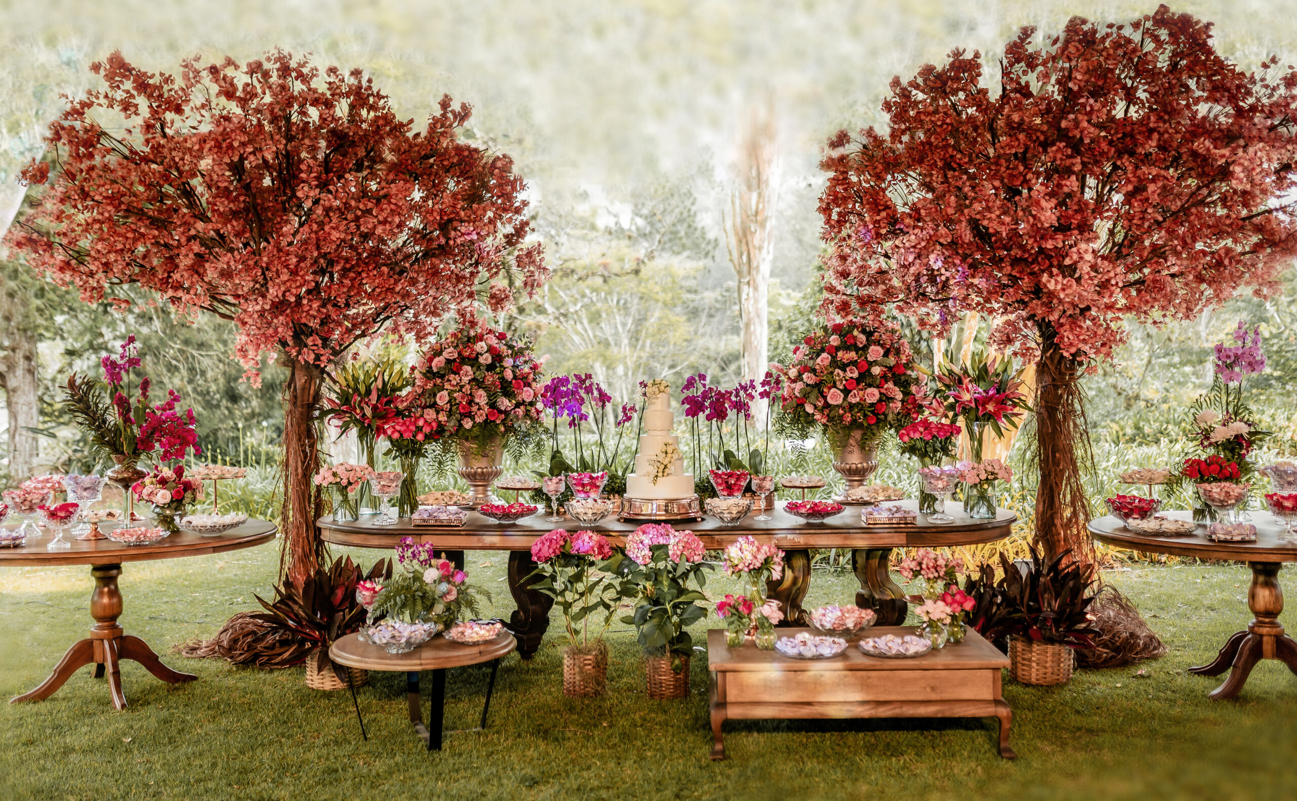 Mesa de doces ganha destaque entre flores e elementos naturais | Foto: Acervo local