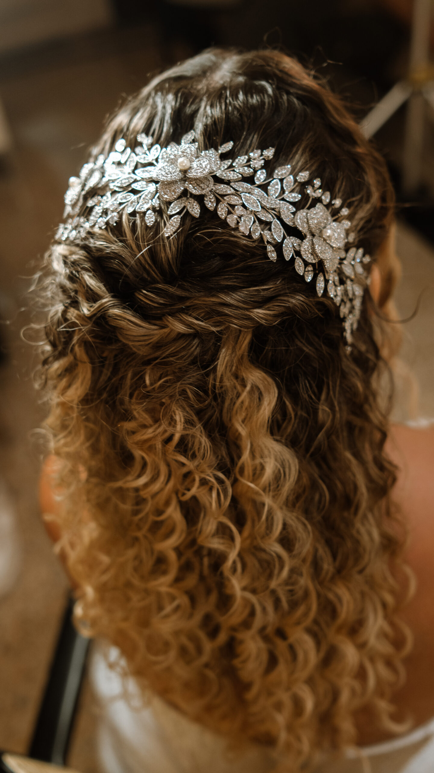 Grinalda floral com cristais e pérolas complementa penteado de noiva | Foto: Acervo da marca