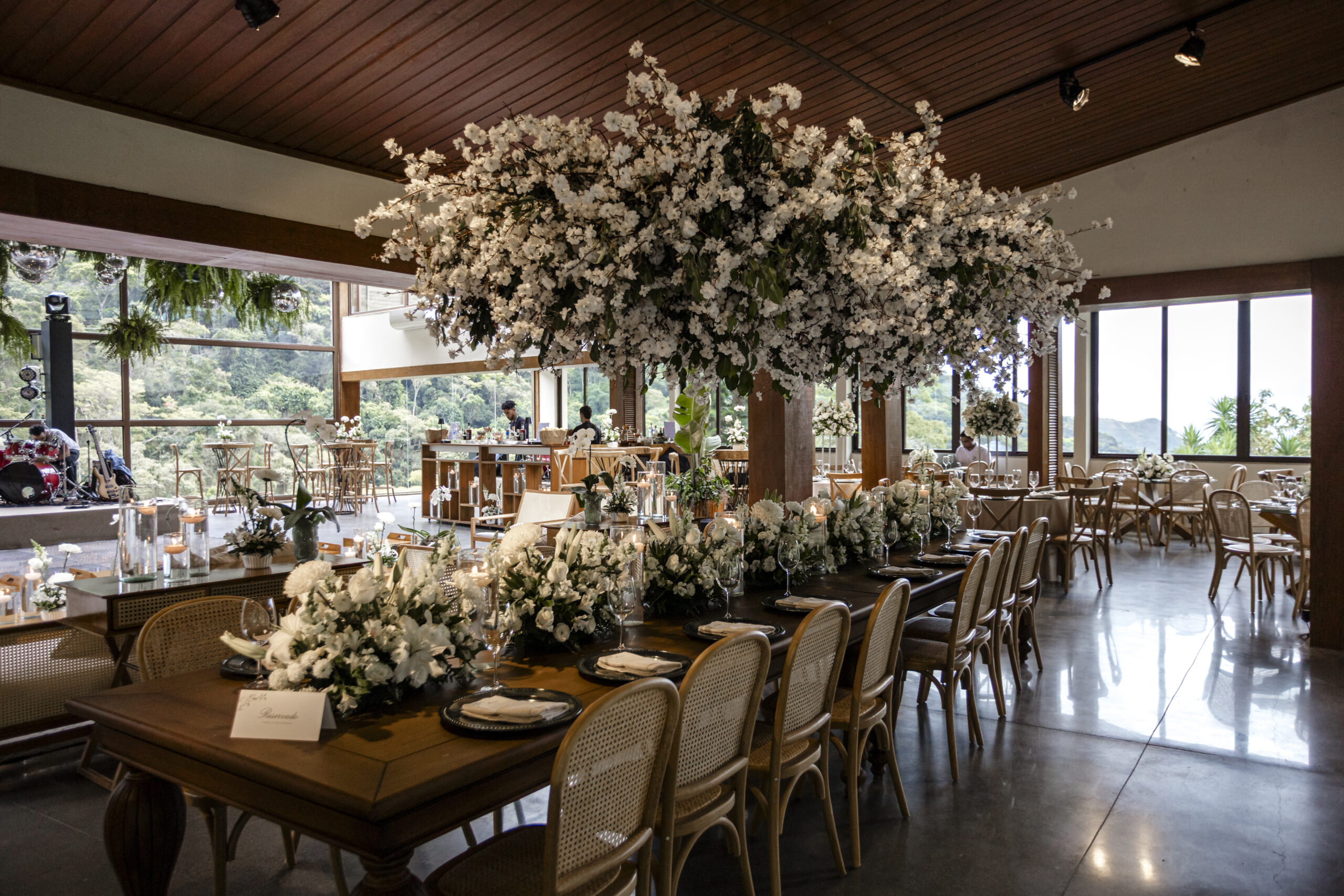 Salão envidraçado decorado para recepção de casamento na Casa do Alto | Foto: Stevez