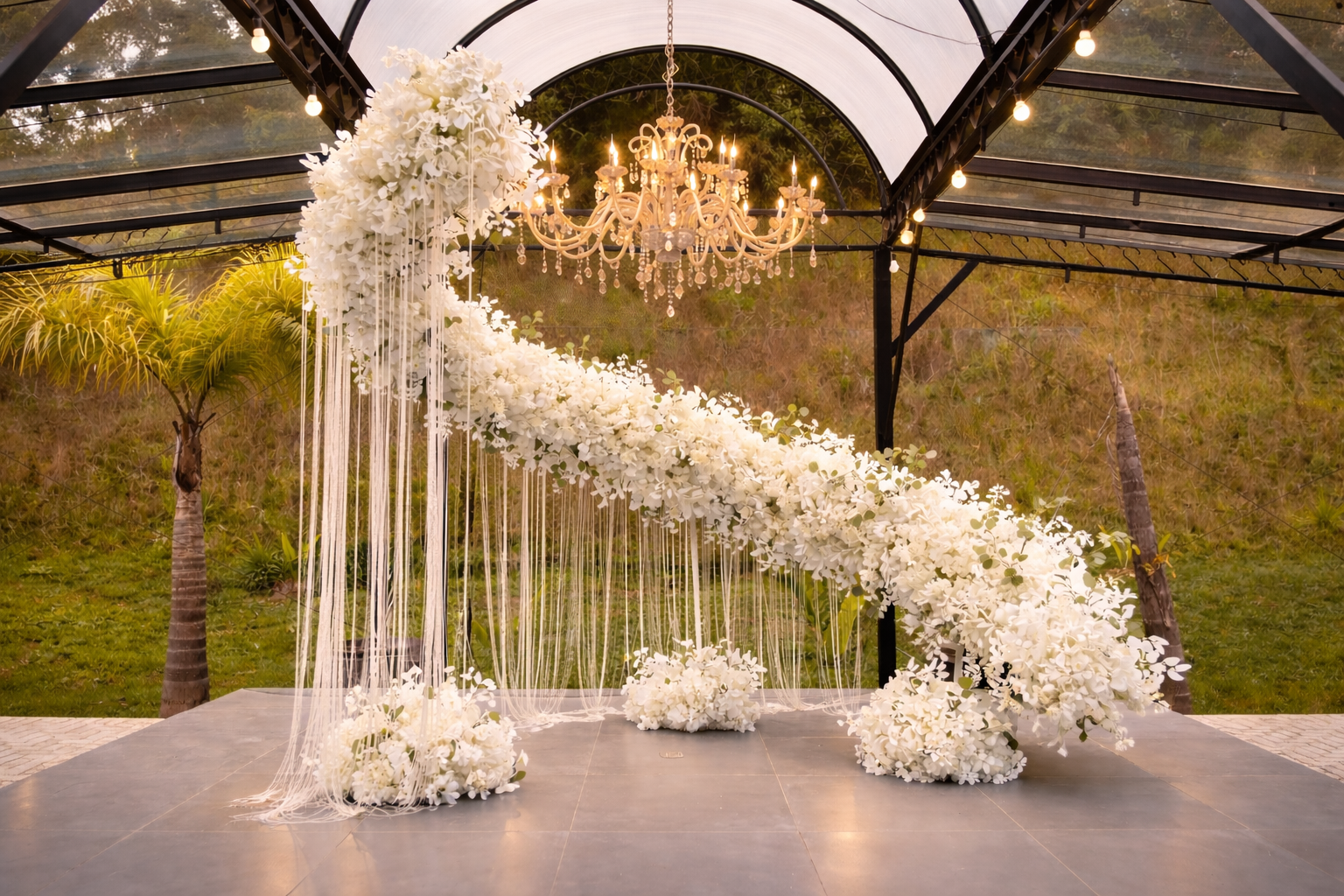 Estrutura floral branca decora cerimônia na Tenda de Cristal | Foto: Acervo local