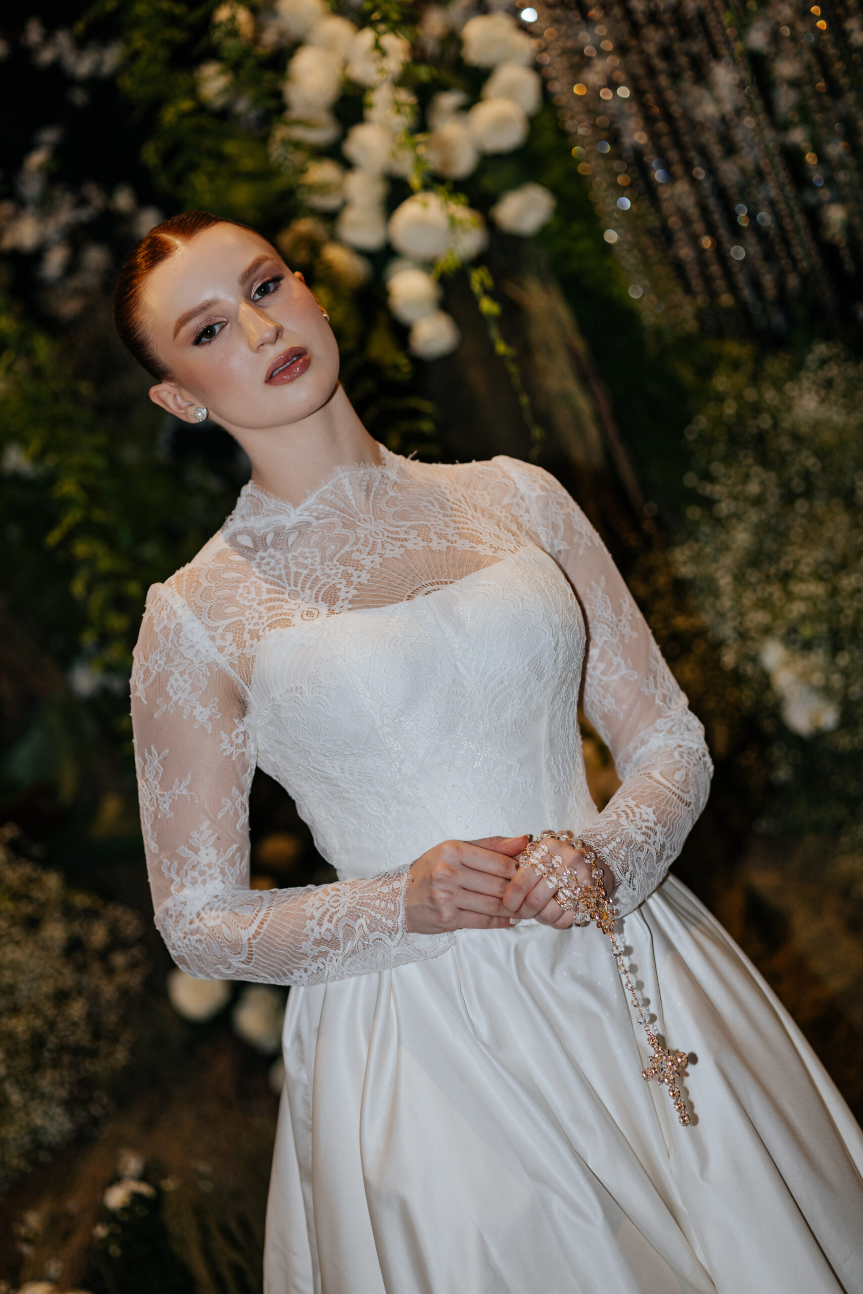 Noiva usa terço delicado com vestido de renda e mangas longas | Foto: Dream Image