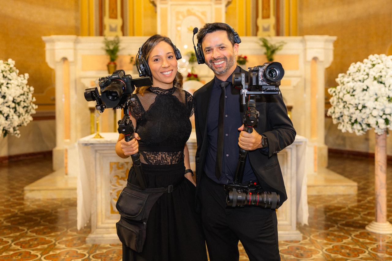 Equipe Demetrios Filmes posa com equipamentos de filmagem na cerimônia | Foto: Demetrios Filmes
