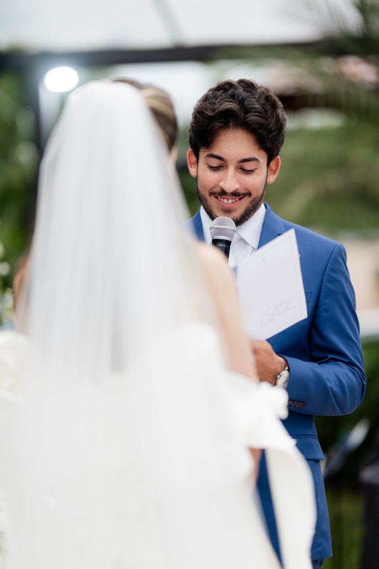 Casamento ao ar livre ganha cores, formas orgânicas e uma decoração integrada à natureza