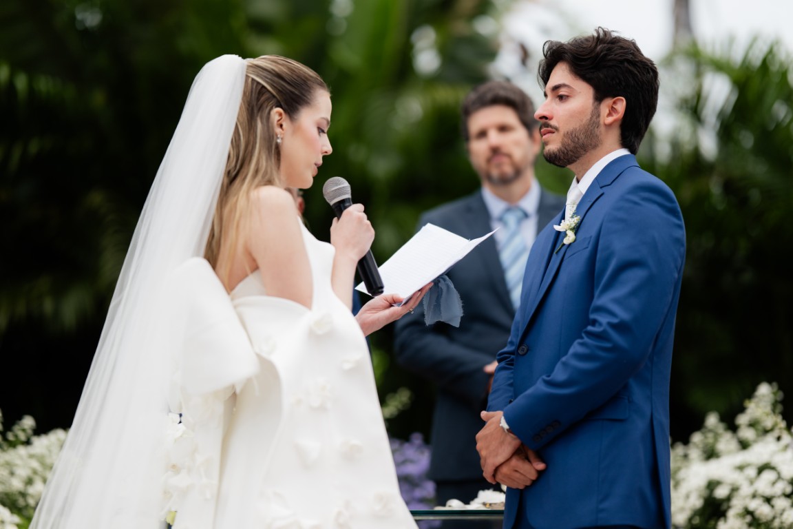 Casamento ao ar livre ganha cores, formas orgânicas e uma decoração integrada à natureza