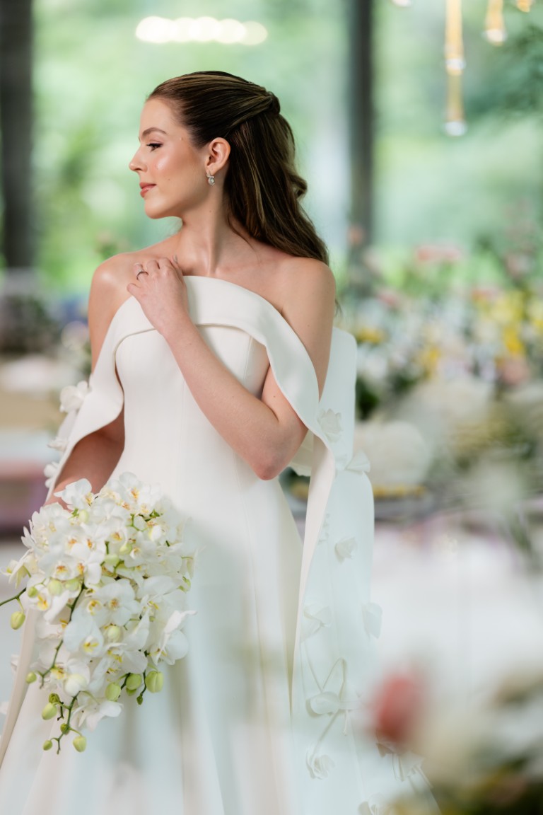 Casamento ao ar livre ganha cores, formas orgânicas e uma decoração integrada à natureza