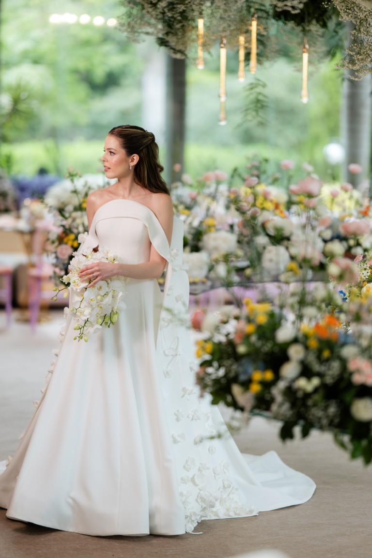 Casamento ao ar livre ganha cores, formas orgânicas e uma decoração integrada à natureza