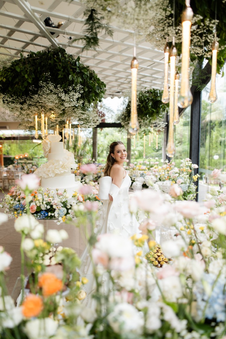 Casamento ao ar livre ganha cores, formas orgânicas e uma decoração integrada à natureza