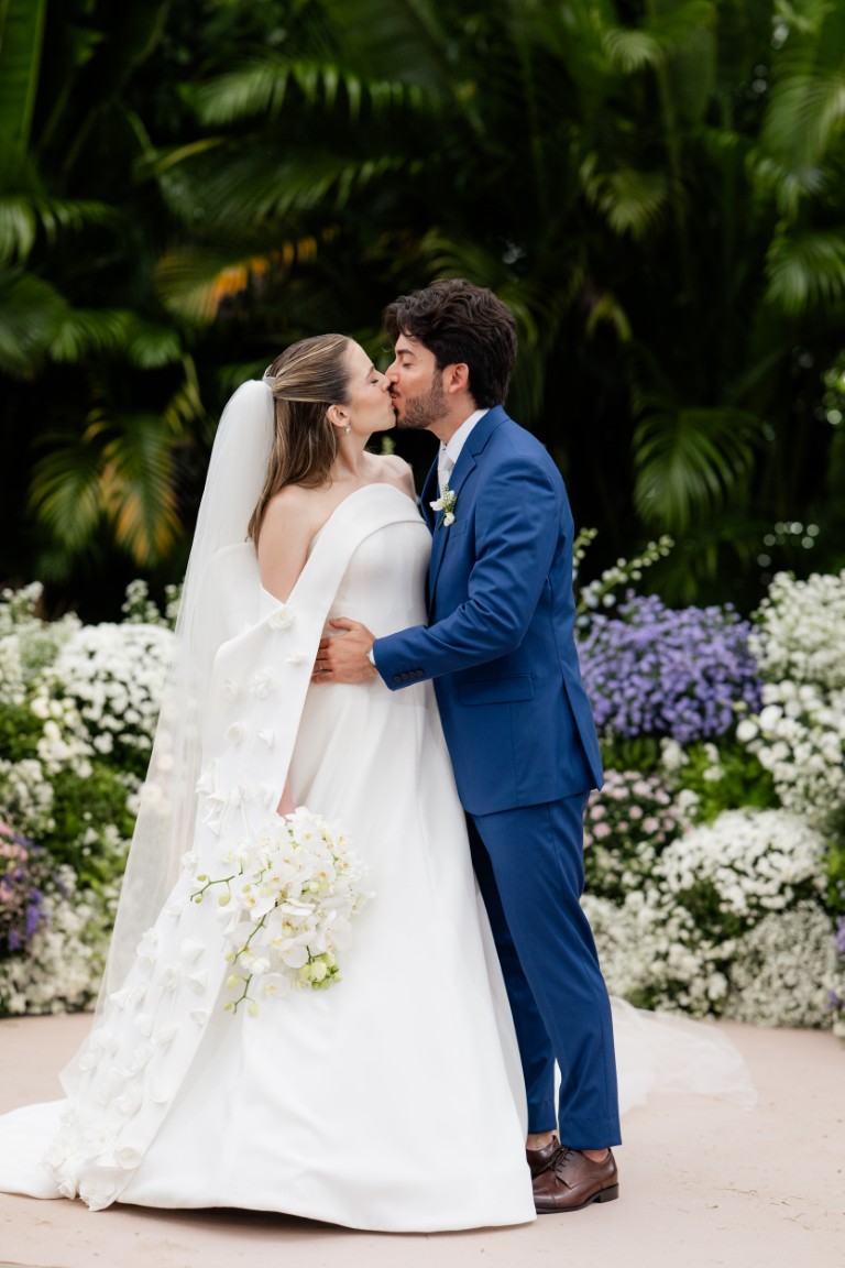 Casamento ao ar livre ganha cores, formas orgânicas e uma decoração integrada à natureza