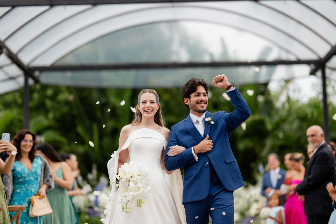 Casamento ao ar livre ganha cores, formas orgânicas e uma decoração integrada à natureza