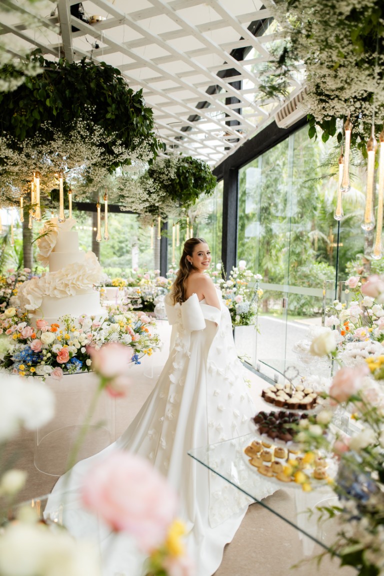 Casamento ao ar livre ganha cores, formas orgânicas e uma decoração integrada à natureza