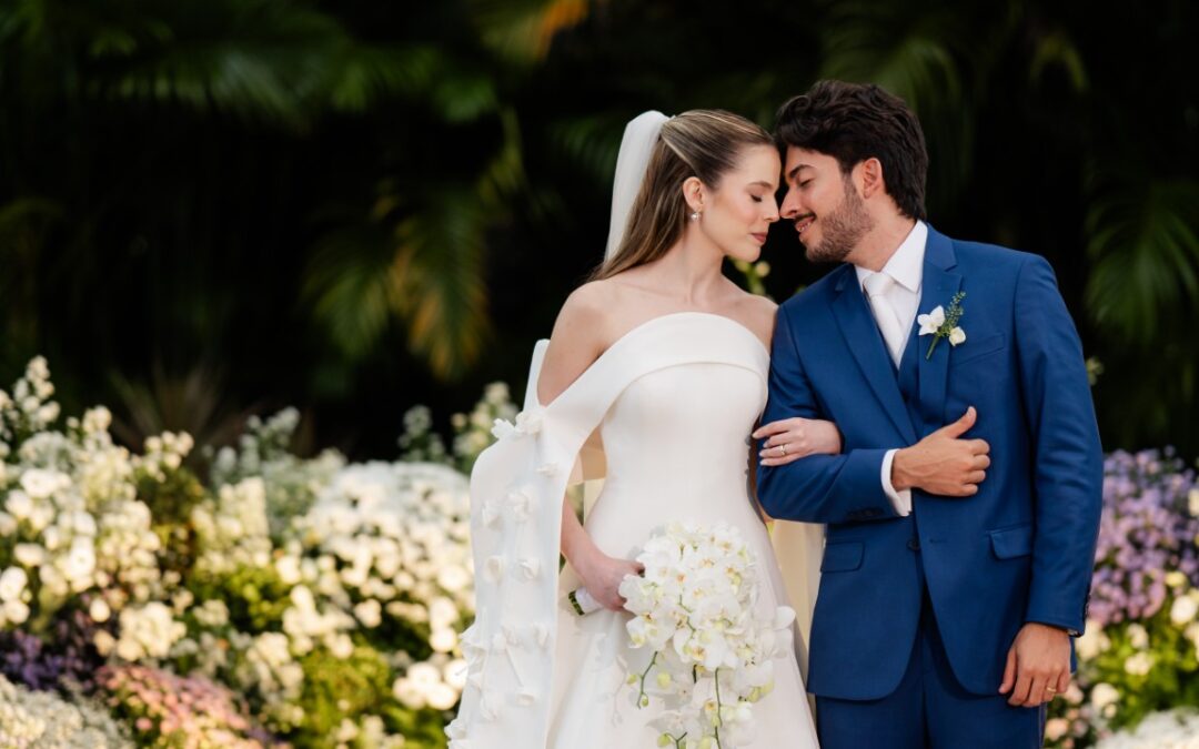 Casamento ao ar livre ganha cores, formas orgânicas e uma decoração integrada à natureza