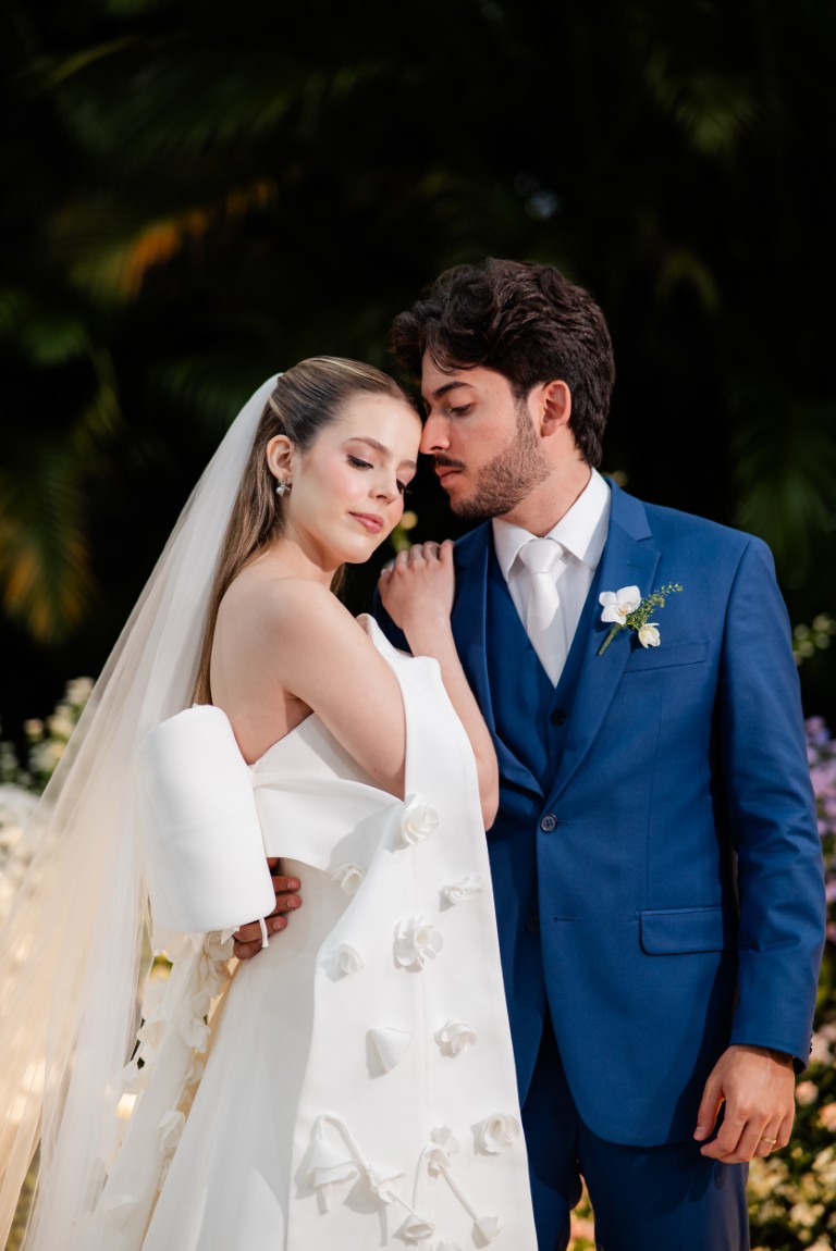 Casamento ao ar livre ganha cores, formas orgânicas e uma decoração integrada à natureza